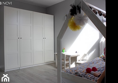 Dom jednorodzinny - Średni szary pokój dziecka dla dziecka dla chłopca dla dziewczynki, styl skandynawski - zdjęcie od NOVI projektowanie
