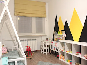 Mieszkanie o powierzchni 62mk - Mały biały czarny żółty pokój dziecka dla dziecka dla dziewczynki, styl skandynawski - zdjęcie od NOVI projektowanie