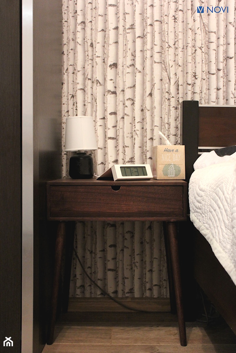 Mieszkanie o powierzchni 62mk - Mała biała szara sypialnia, styl tradycyjny - zdjęcie od NOVI projektowanie