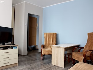 Kawalerka dla dwóch seniorek - Mały niebieski szary salon, styl skandynawski - zdjęcie od NOVI projektowanie