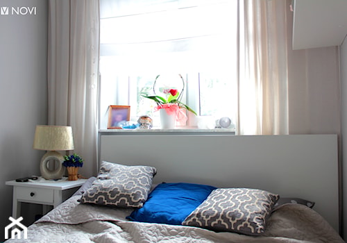 Przytulne mieszkanie w bloku - Mała szara sypialnia, styl tradycyjny - zdjęcie od NOVI projektowanie