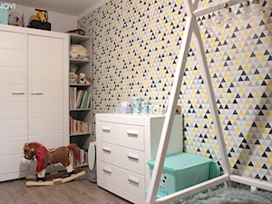 Mieszkanie o powierzchni 62mk - Średni biały szary żółty pokój dziecka dla dziecka, styl skandynawski - zdjęcie od NOVI projektowanie