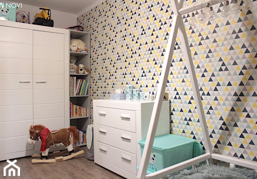 Mieszkanie o powierzchni 62mk - Średni biały szary żółty pokój dziecka dla dziecka, styl skandynawski - zdjęcie od NOVI projektowanie