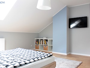 Adaptacja poddasza w Wąchocku - Średnia biała niebieska szara sypialnia, styl skandynawski - zdjęcie od NOVI projektowanie