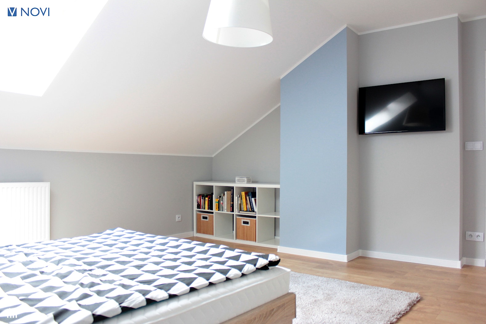 Adaptacja poddasza w Wąchocku - Średnia biała niebieska szara sypialnia, styl skandynawski - zdjęcie od NOVI projektowanie - Homebook