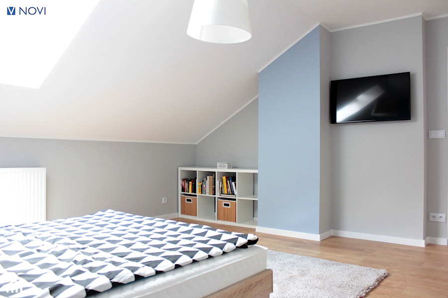 Adaptacja poddasza w Wąchocku - Średnia biała niebieska szara sypialnia, styl skandynawski - zdjęcie od NOVI projektowanie