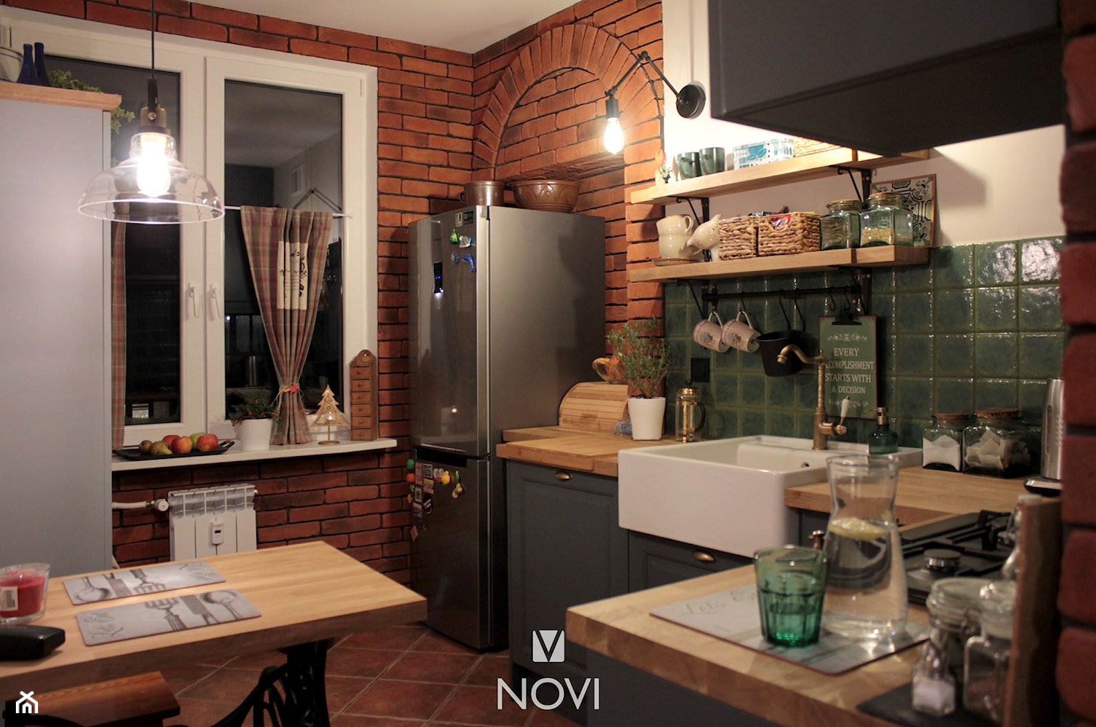 Kuchnia w bloku z zielonymi płytkami i cegłą - zdjęcie od NOVI projektowanie - Homebook