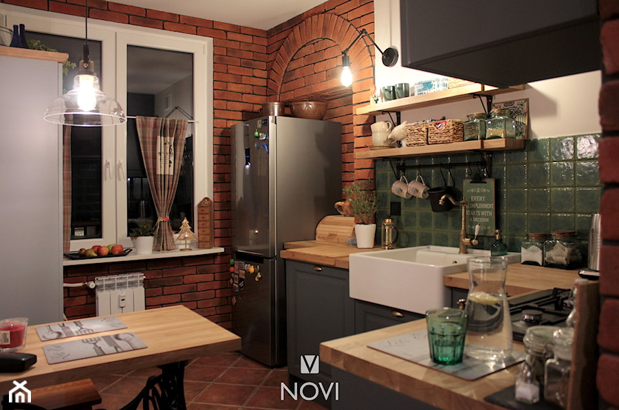 Kuchnia w bloku z zielonymi płytkami i cegłą - zdjęcie od NOVI projektowanie