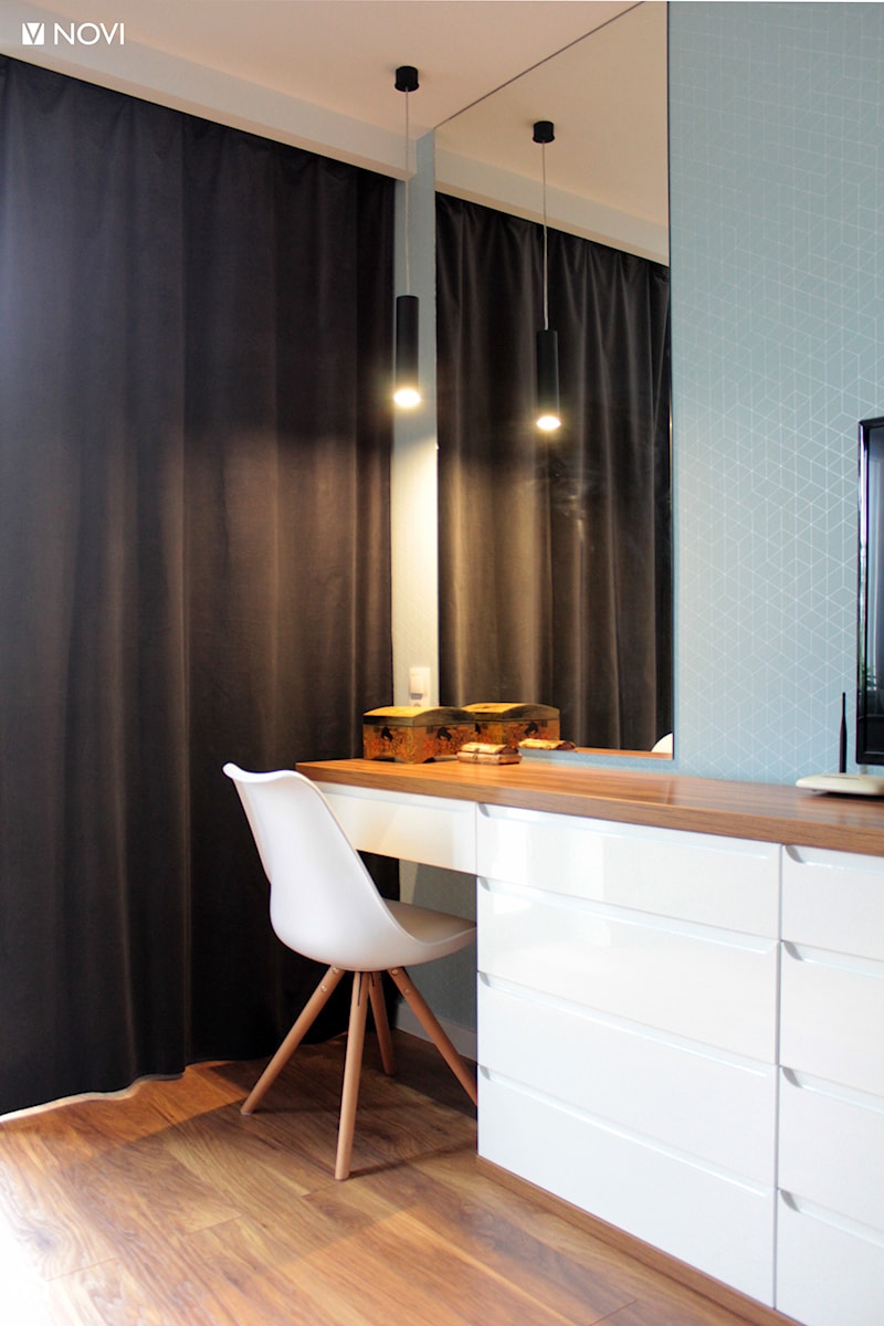 Dom jednorodzinny - Bławatkowa - Mała szara z biurkiem sypialnia, styl skandynawski - zdjęcie od NOVI projektowanie