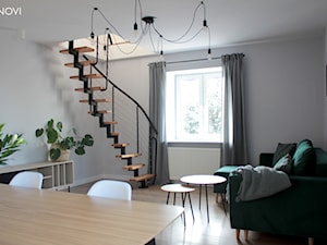 Salon ze schodami - zdjęcie od NOVI projektowanie