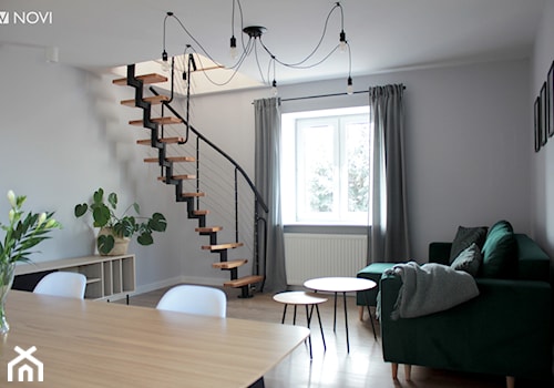 Salon ze schodami - zdjęcie od NOVI projektowanie