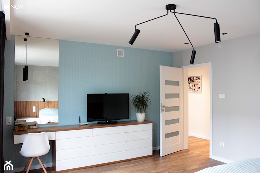 Dom jednorodzinny - Bławatkowa - Średnia niebieska szara sypialnia, styl skandynawski - zdjęcie od NOVI projektowanie