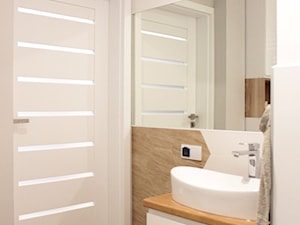 Biała łazienka z płytkami heksagonalnymi - zdjęcie od NOVI projektowanie