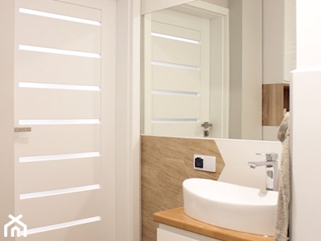 Aranżacje wnętrz - Łazienka: Biała łazienka z płytkami heksagonalnymi - NOVI projektowanie. Przeglądaj, dodawaj i zapisuj najlepsze zdjęcia, pomysły i inspiracje designerskie. W bazie mamy już prawie milion fotografii!