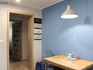 Mieszkanie w bloku 70m2 - Średnia niebieska szara jadalnia w salonie w kuchni jako osobne pomieszczenie, styl nowoczesny - zdjęcie od NOVI projektowanie