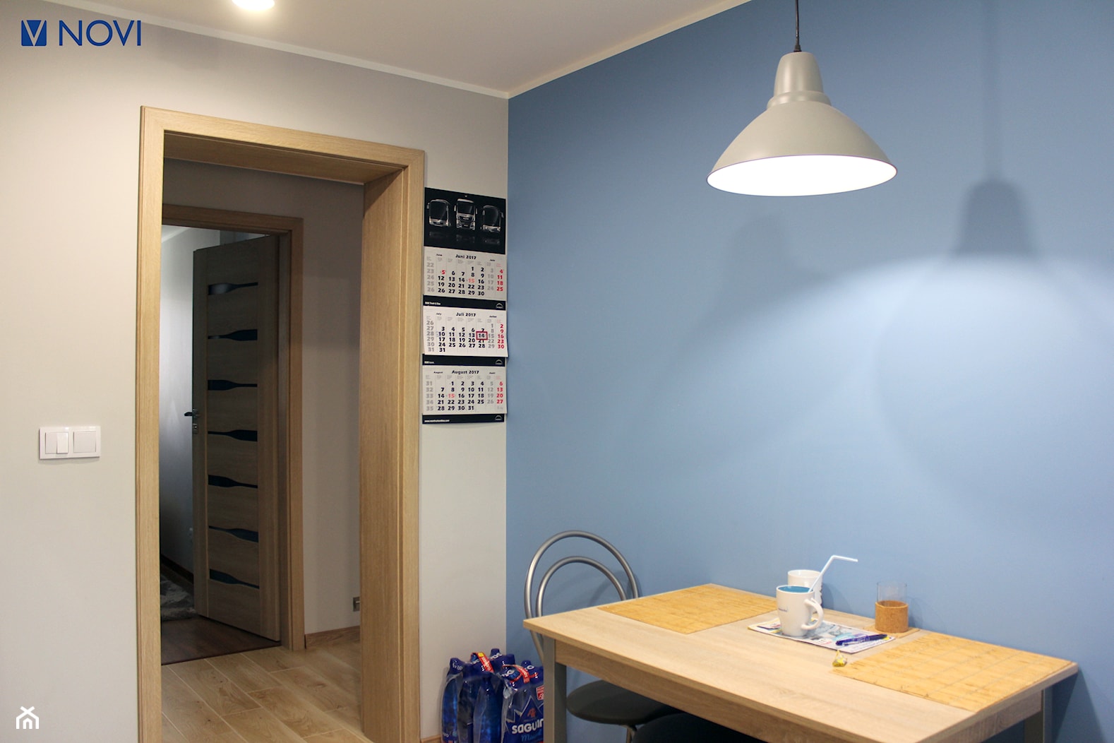 Mieszkanie w bloku 70m2 - Średnia niebieska szara jadalnia w salonie w kuchni jako osobne pomieszczenie, styl nowoczesny - zdjęcie od NOVI projektowanie - Homebook
