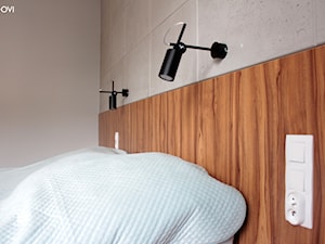 Dom jednorodzinny - Bławatkowa - Mała biała szara sypialnia, styl industrialny - zdjęcie od NOVI projektowanie