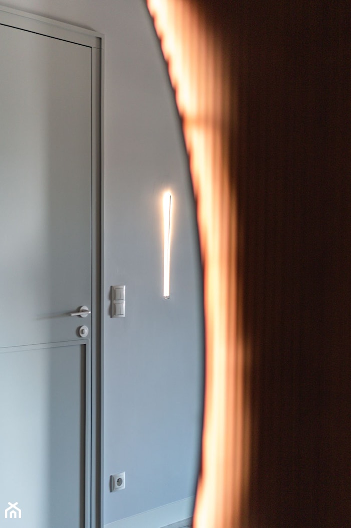 kinkiet minimalistyczny Icone Spillo i indywidualne drzwi - zdjęcie od Pracownia Projektowania Wnętrz Małgorzata Czapla - Homebook