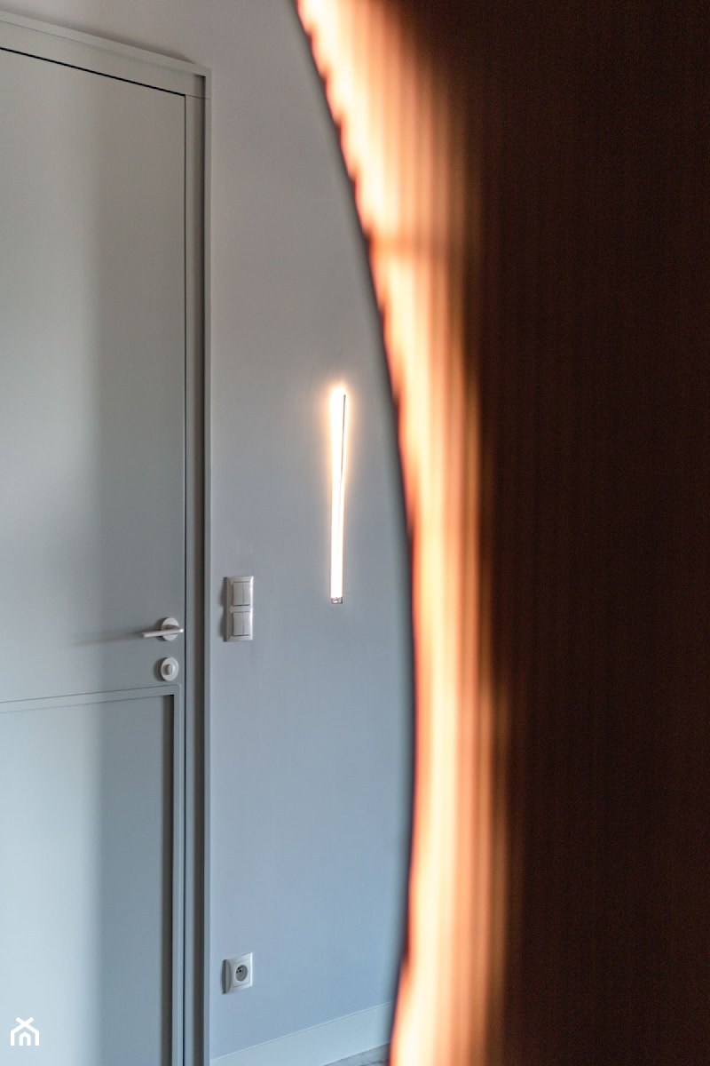 kinkiet minimalistyczny Icone Spillo i indywidualne drzwi - zdjęcie od Pracownia Projektowania Wnętrz Małgorzata Czapla