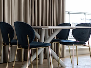 jadalnia ze stołem na podstawie metalowej z blatem z korianu - zdjęcie od Pracownia Projektowania Wnętrz Małgorzata Czapla