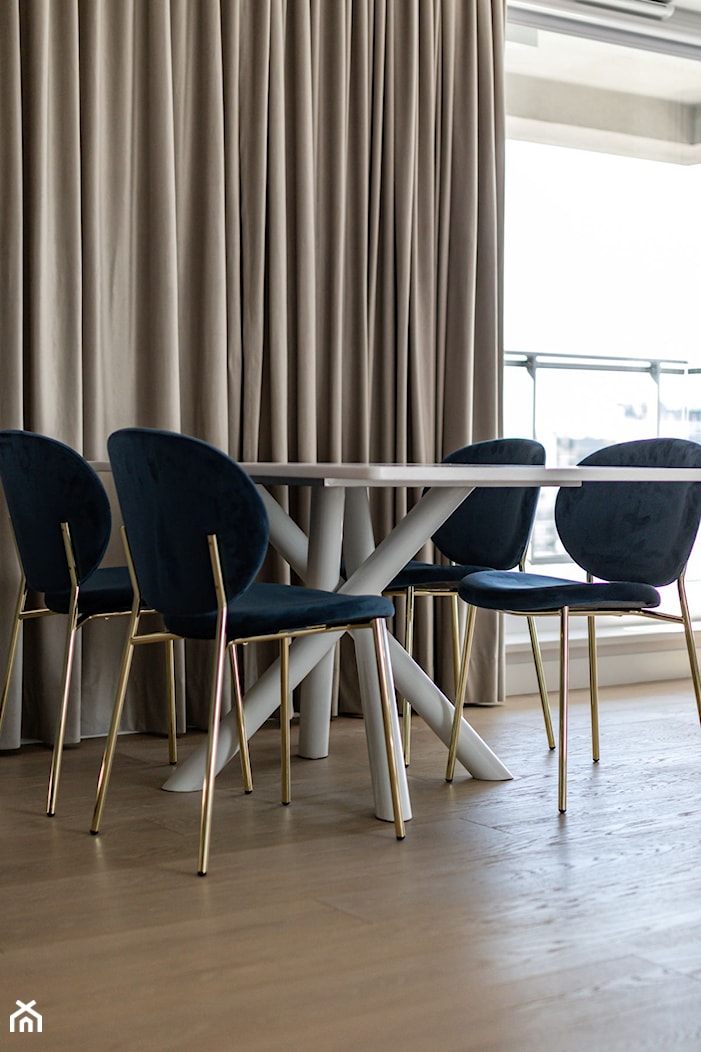 jadalnia ze stołem na podstawie metalowej z blatem z korianu - zdjęcie od Pracownia Projektowania Wnętrz Małgorzata Czapla - Homebook