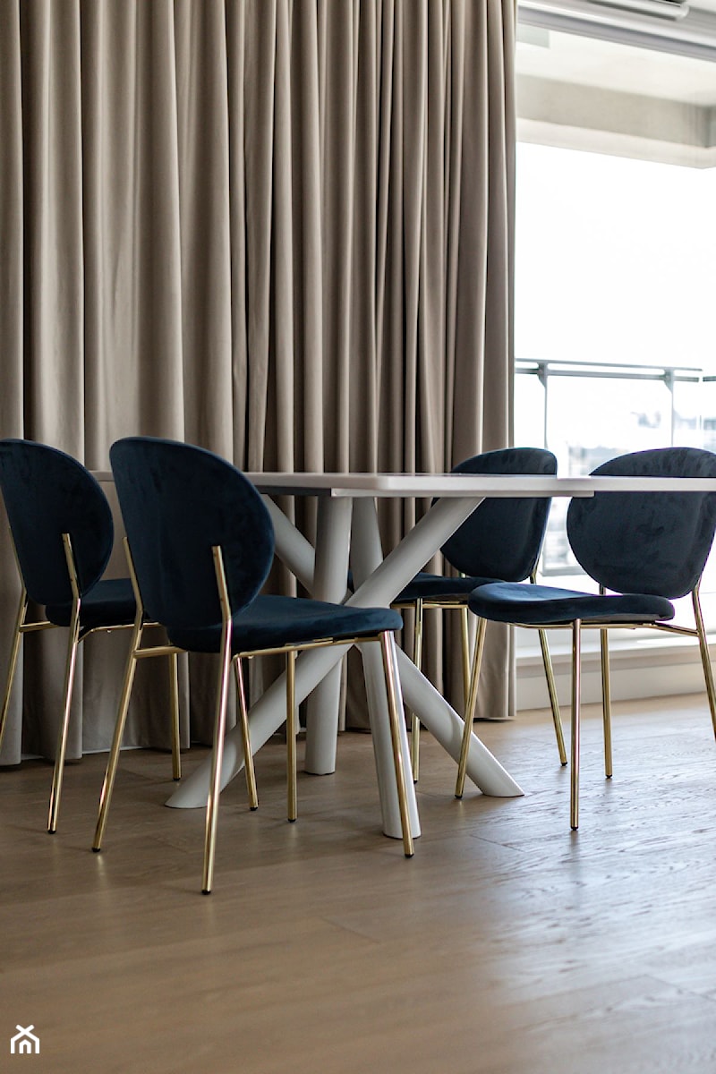 jadalnia ze stołem na podstawie metalowej z blatem z korianu - zdjęcie od Pracownia Projektowania Wnętrz Małgorzata Czapla