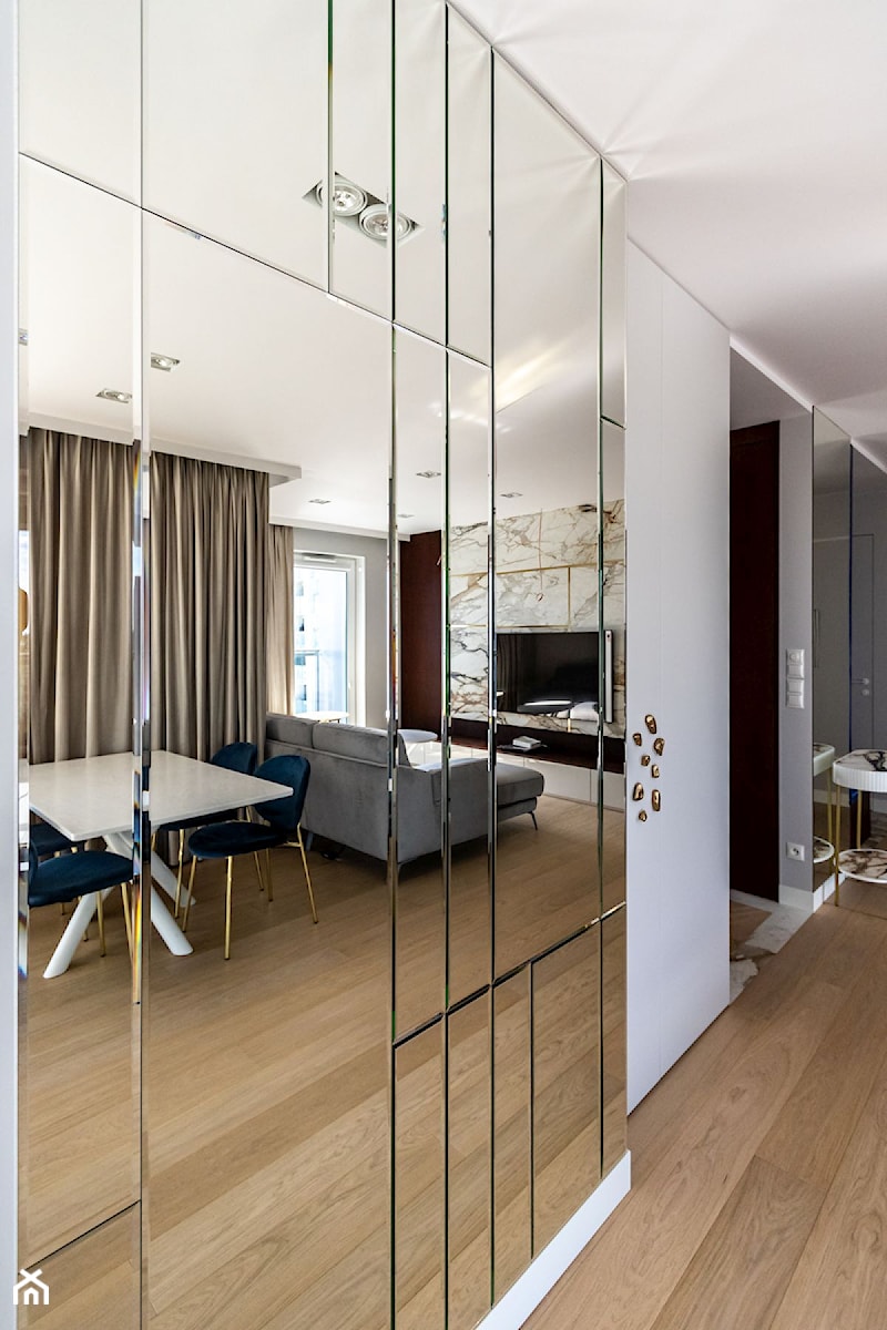 elegancki apartament z lustrami stylu glamour - zdjęcie od Pracownia Projektowania Wnętrz Małgorzata Czapla