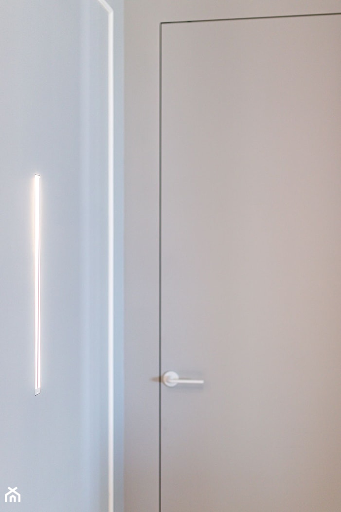 Drzwi ukryte i minimalistyczny kinkiet Icone Spillo - zdjęcie od Pracownia Projektowania Wnętrz Małgorzata Czapla - Homebook