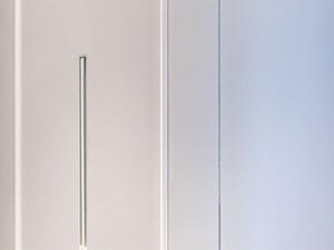 Kinkiet Icone Spillo minimalistyczny wbudowany w ścianę, obok drzwi z ościeżnicą ukrytą - zdjęcie od Pracownia Projektowania Wnętrz Małgorzata Czapla
