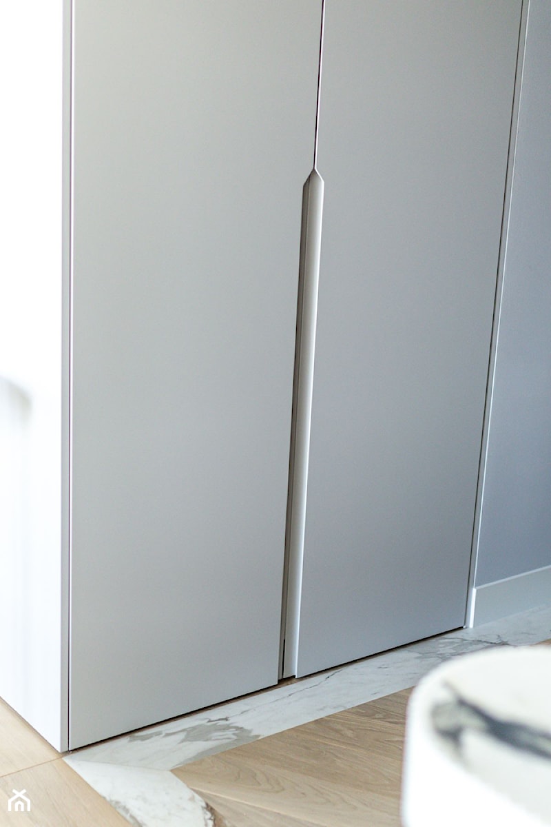 pochwyt podfrezowany w szafie - zdjęcie od Pracownia Projektowania Wnętrz Małgorzata Czapla