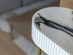 konsolką z blatem z płytki i frezowanym wykonczeniem dokoła blatu - zdjęcie od Pracownia Projektowania Wnętrz Małgorzata Czapla