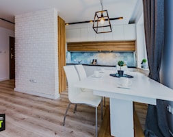 Mieszkanie pod wynajem - Średnia z salonem biała z zabudowaną lodówką z podblatowym zlewozmywakiem ... - zdjęcie od OptimumArt Pracownia Aranżacji Wnętrz - Homebook