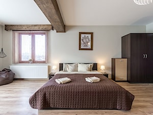 apartamenty w górach - Duża biała szara sypialnia - zdjęcie od Marta Witkowska-Kozera m Art studio projektowe