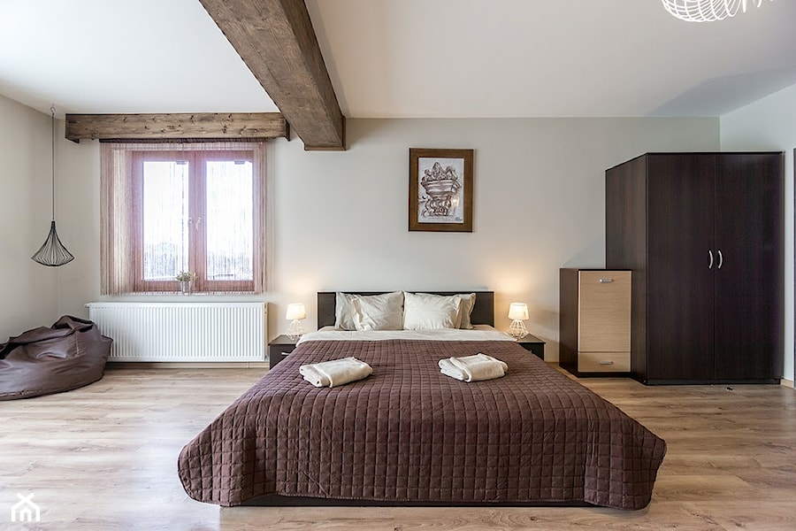 apartamenty w górach - Duża biała szara sypialnia - zdjęcie od Marta Witkowska-Kozera m Art studio projektowe