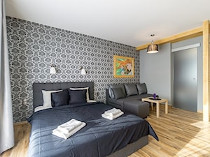 apartamenty w górach - Duża szara sypialnia, styl nowoczesny - zdjęcie od Marta Witkowska-Kozera m Art studio projektowe