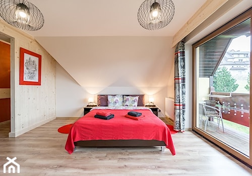 apartamenty w górach - Duża beżowa sypialnia na poddaszu z balkonem / tarasem - zdjęcie od Marta Witkowska-Kozera m Art studio projektowe