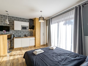 apartamenty w górach - Średnia szara sypialnia z balkonem / tarasem, styl nowoczesny - zdjęcie od Marta Witkowska-Kozera m Art studio projektowe