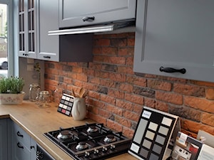 Kuchnia w stylu wiejskim - Mała zamknięta brązowa kuchnia w kształcie litery l, styl skandynawski - zdjęcie od AJ-Strefa Kuchni