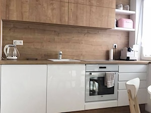 Kuchnia biała + dąb Hamilton - Mała z salonem beżowa biała z zabudowaną lodówką z podblatowym zlewozmywakiem kuchnia jednorzędowa z oknem, styl nowoczesny - zdjęcie od AJ-Strefa Kuchni