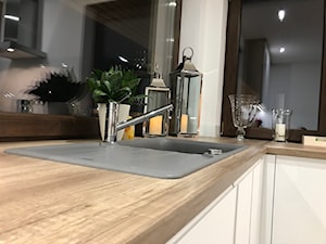 Kuchnia biały połysk + drewno - Mała otwarta biała z zabudowaną lodówką z nablatowym zlewozmywakiem kuchnia w kształcie litery l z oknem, styl nowoczesny - zdjęcie od AJ-Strefa Kuchni