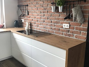 Biel i drewno - Średnia otwarta biała z zabudowaną lodówką kuchnia w kształcie litery l z oknem, styl skandynawski - zdjęcie od AJ-Strefa Kuchni