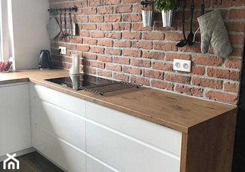 Biel i drewno - Średnia otwarta biała z zabudowaną lodówką kuchnia w kształcie litery l z oknem, styl skandynawski - zdjęcie od AJ-Strefa Kuchni