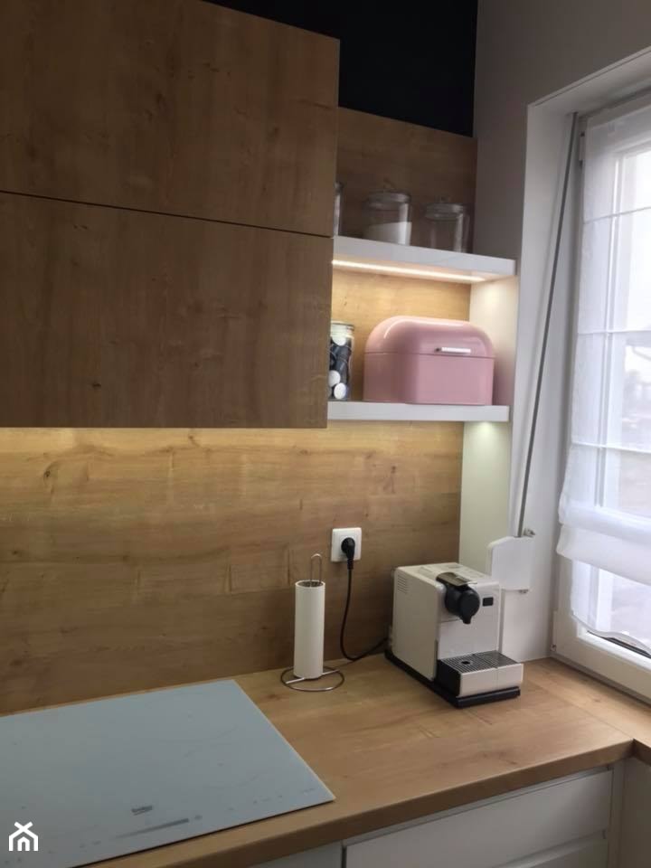 Kuchnia biała + dąb Hamilton - Mała zamknięta kuchnia w kształcie litery l, styl nowoczesny - zdjęcie od AJ-Strefa Kuchni