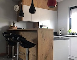 Szary połysk+dąb lancelot+ciemny blat - Mała z salonem szara z zabudowaną lodówką kuchnia w kształci ... - zdjęcie od AJ-Strefa Kuchni - Homebook