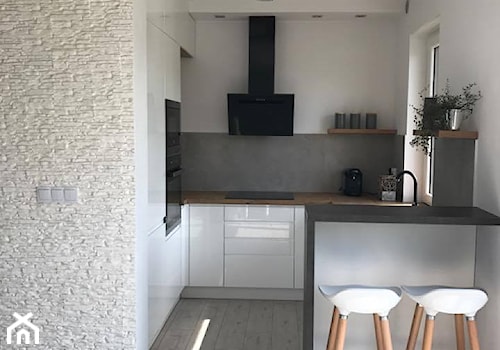 Biel, beton i drewno - Średnia otwarta biała z zabudowaną lodówką z lodówką wolnostojącą kuchnia w kształcie litery g z oknem z kompozytem na ścianie nad blatem kuchennym, styl nowoczesny - zdjęcie od AJ-Strefa Kuchni