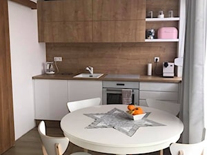 Kuchnia biała + dąb Hamilton - Mała z salonem biała z zabudowaną lodówką z podblatowym zlewozmywakiem kuchnia jednorzędowa z oknem, styl nowoczesny - zdjęcie od AJ-Strefa Kuchni