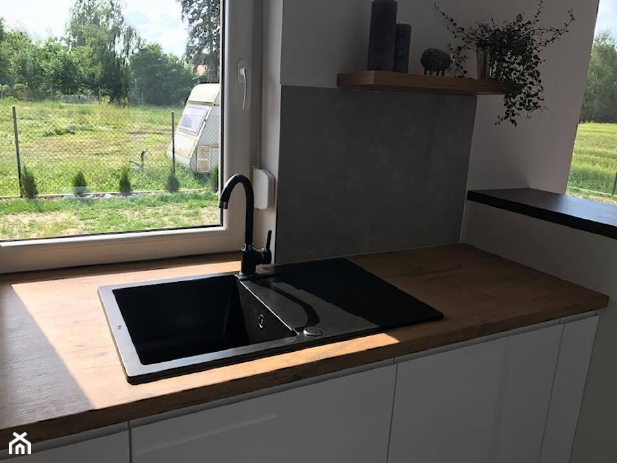 Biel, beton i drewno - Mała średnia otwarta kuchnia w kształcie litery l jednorzędowa z oknem, styl nowoczesny - zdjęcie od AJ-Strefa Kuchni
