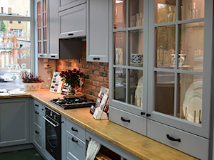 Kuchnia w stylu wiejskim - Mała wąska szara kuchnia w kształcie litery l, styl prowansalski - zdjęcie od AJ-Strefa Kuchni