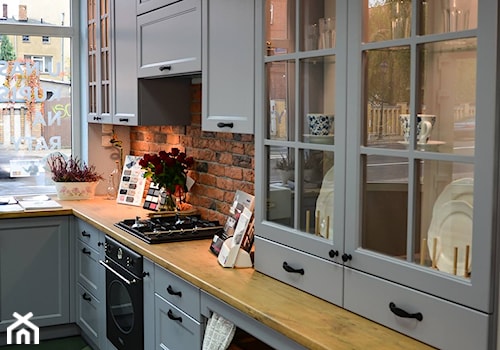 Kuchnia w stylu wiejskim - Mała szara z zabudowaną lodówką kuchnia w kształcie litery l, styl prowansalski - zdjęcie od AJ-Strefa Kuchni
