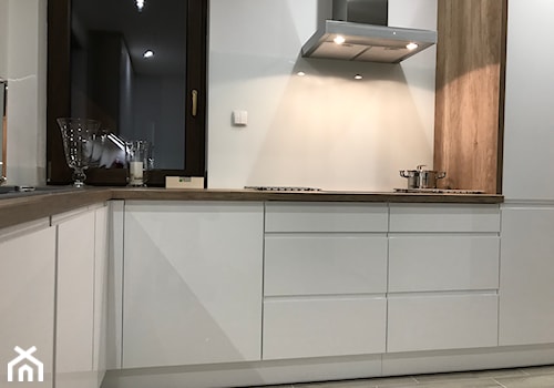 Kuchnia biały połysk + drewno - Średnia biała czarna z zabudowaną lodówką kuchnia w kształcie litery l z oknem, styl nowoczesny - zdjęcie od AJ-Strefa Kuchni